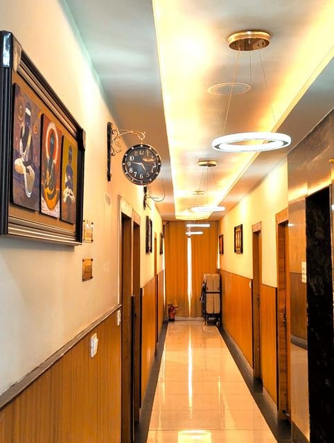 Modern Room Amenities & Mini Fridge